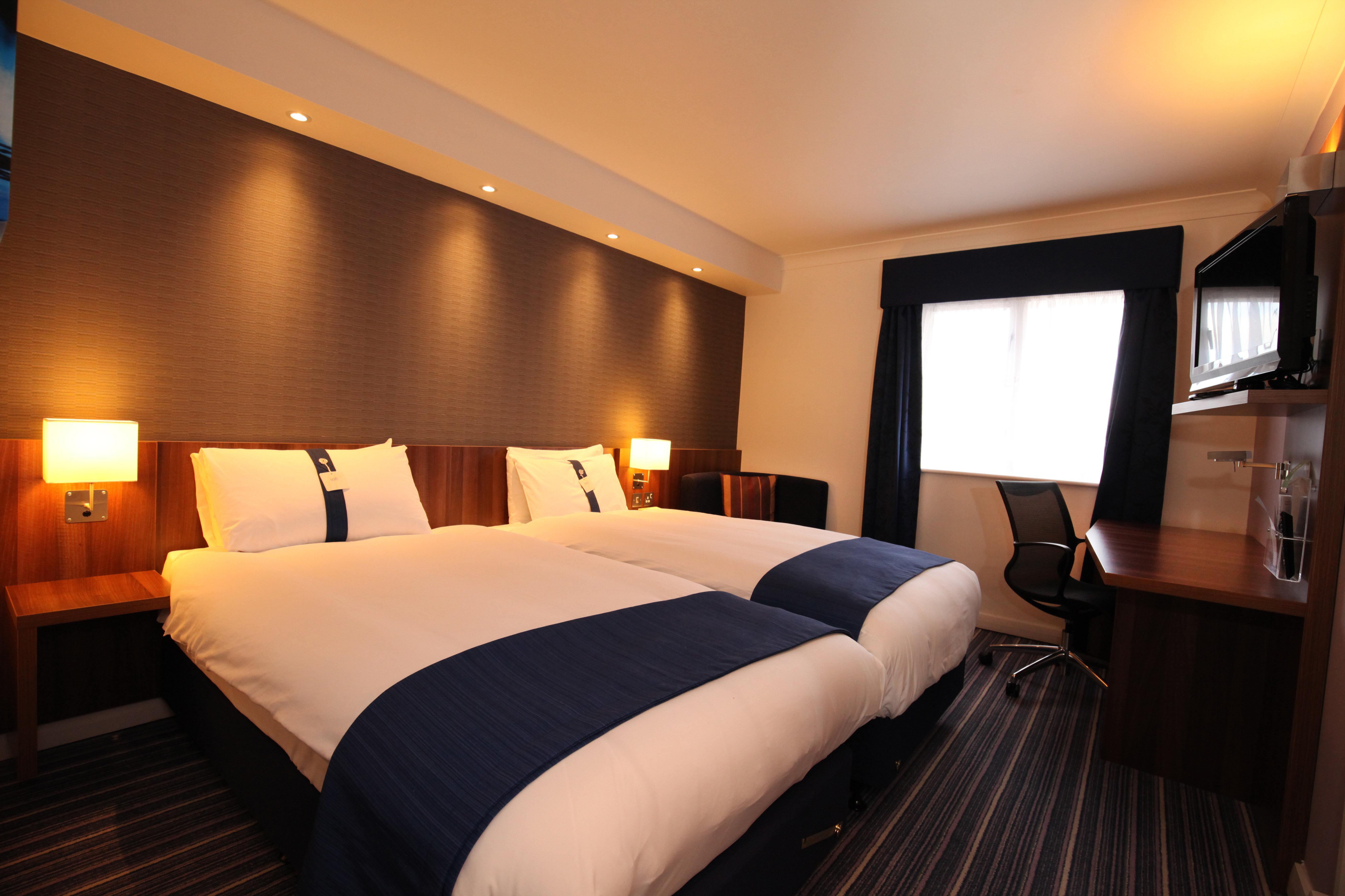 Holiday Inn Express Glenrothes By Ihg Экстерьер фото
