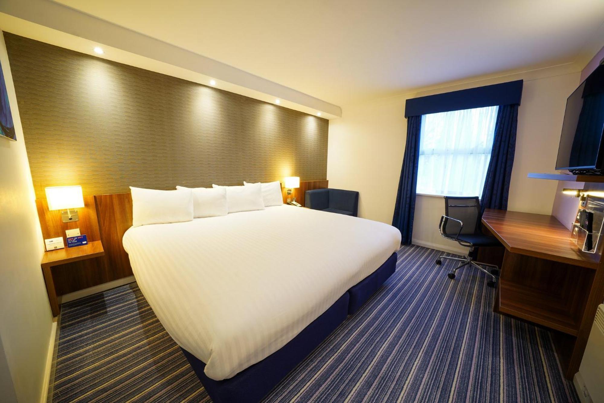 Holiday Inn Express Glenrothes By Ihg Экстерьер фото