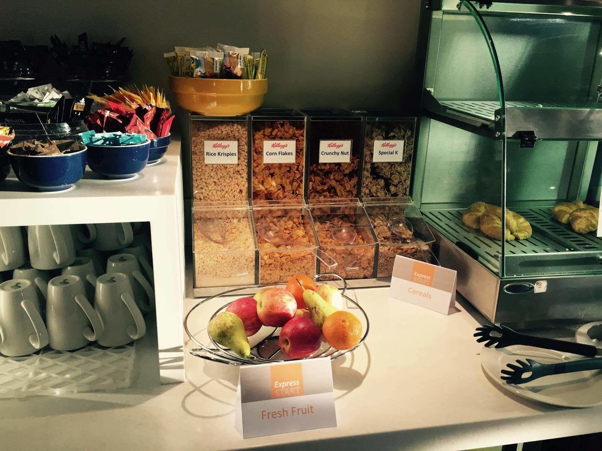 Holiday Inn Express Glenrothes By Ihg Экстерьер фото