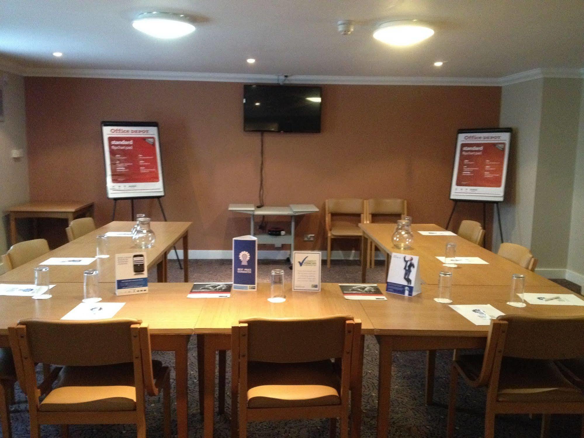Holiday Inn Express Glenrothes By Ihg Экстерьер фото